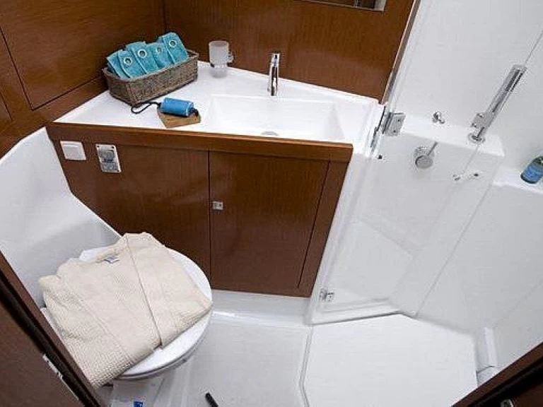 Sailboat hire in Marina (City) - Bénéteau Oceanis 45