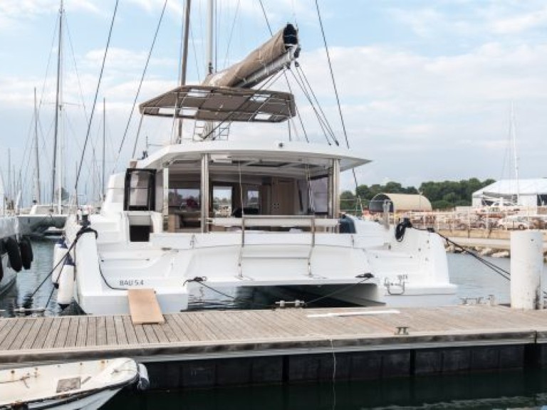 Yacht hire Le Marin cheap Bali 5.4