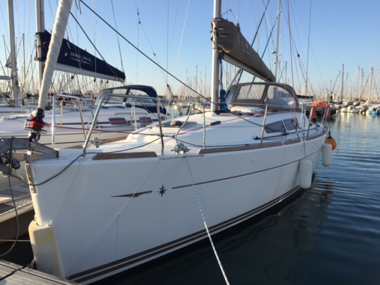 Charter a Jeanneau Sun Odyssey 33i PERF in La Trinité-sur-Mer on Samboat