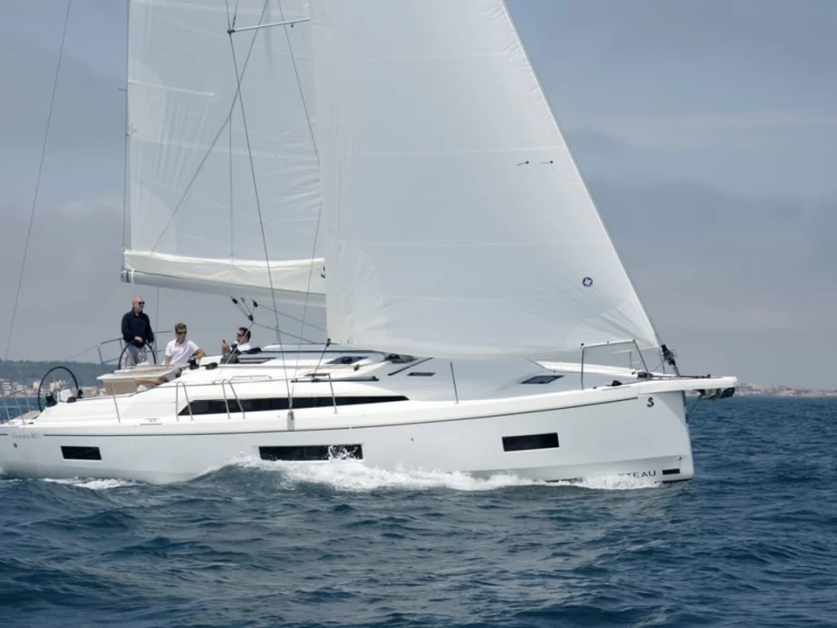 Hire Sailboat with or without skipper Bénéteau Le Marin