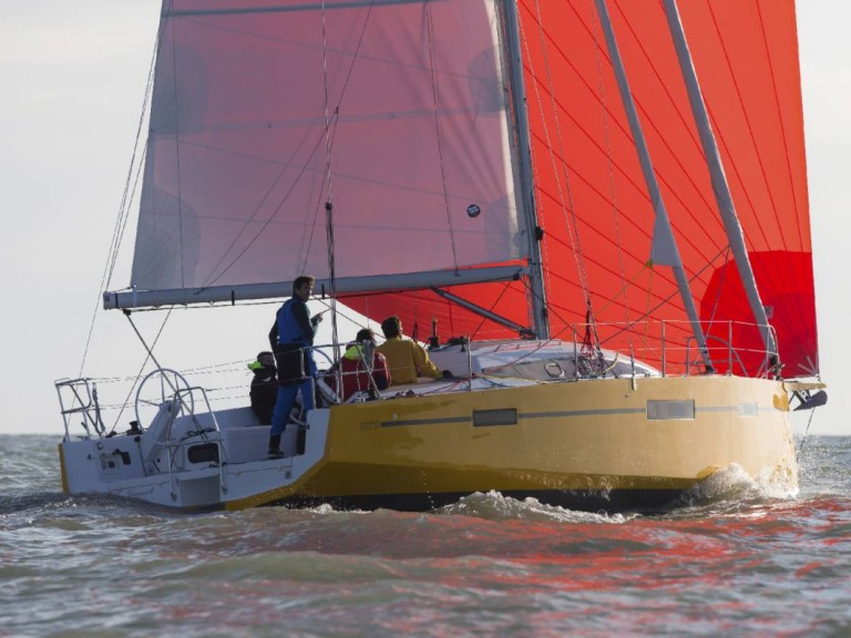 Charter a RM1070 RM1070 in La Trinité-sur-Mer on Samboat