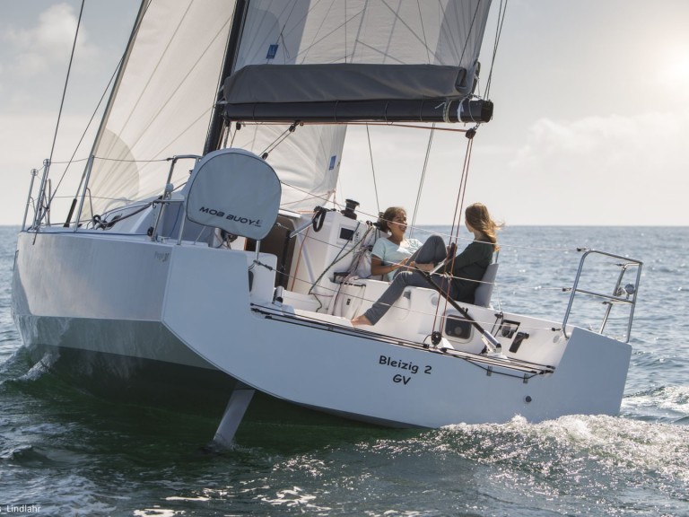 Sailboat to hire La Trinité-sur-Mer at the best price
