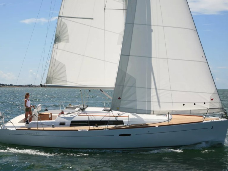 Sailboat to hire La Trinité-sur-Mer at the best price