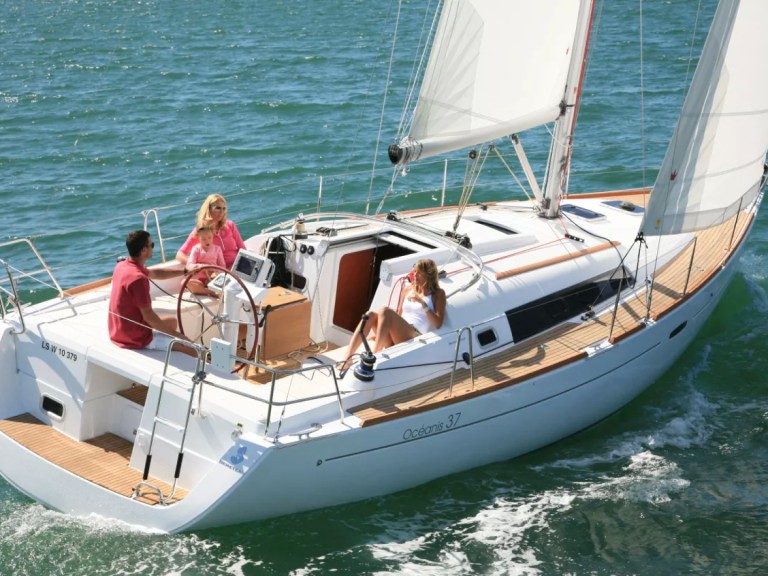 Yacht charter La Trinité-sur-Mer - Bénéteau Oceanis 37 on SamBoat