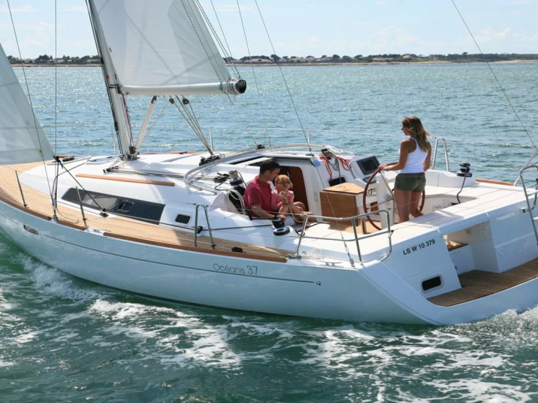 Hire a Bénéteau Oceanis 37 La Trinité-sur-Mer