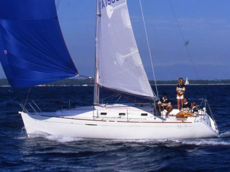 Charter a Bénéteau First 31.7 in La Trinité-sur-Mer on Samboat