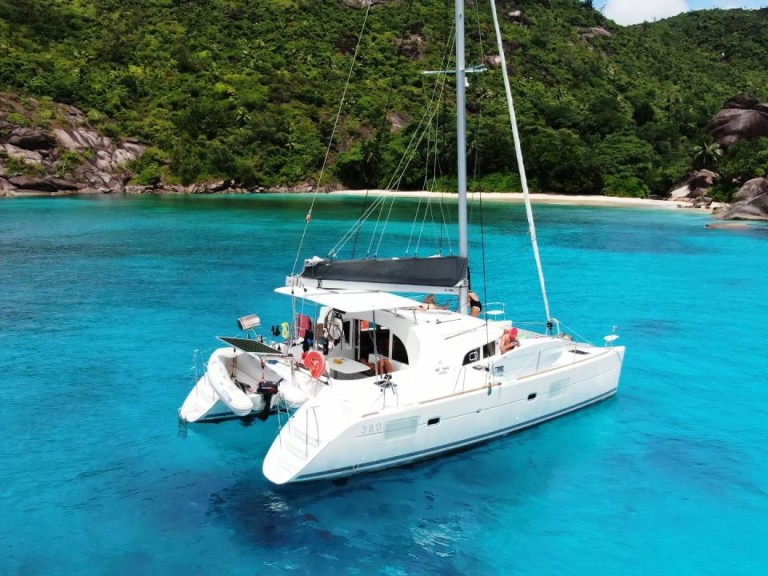 Charter a Bénéteau Lagoon 380 in La Trinité-sur-Mer on Samboat