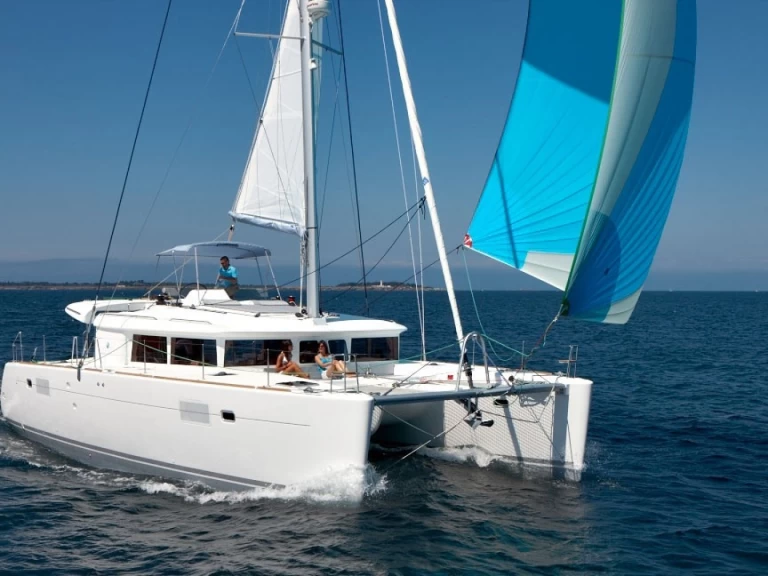 Hire Catamaran Lagoon with a boat licence