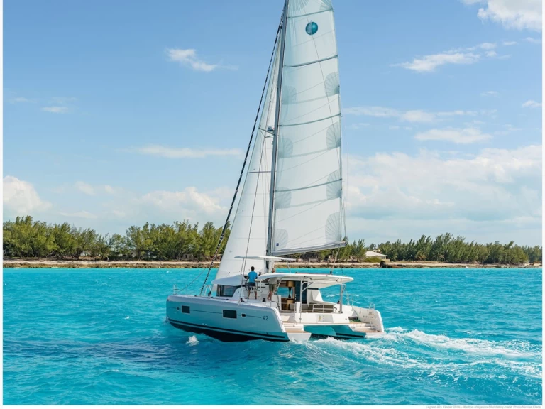 Hire Catamaran Lagoon with a boat licence