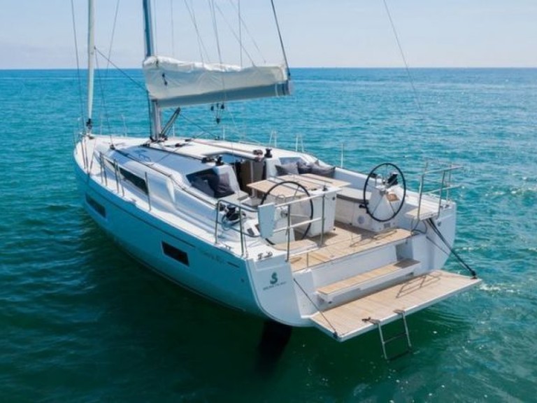 Charter a Bénéteau Oceanis 40.1 in Port du Crouesty on Samboat