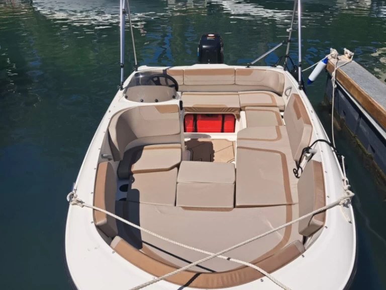 Hire Motorboat Marine with a boat licence