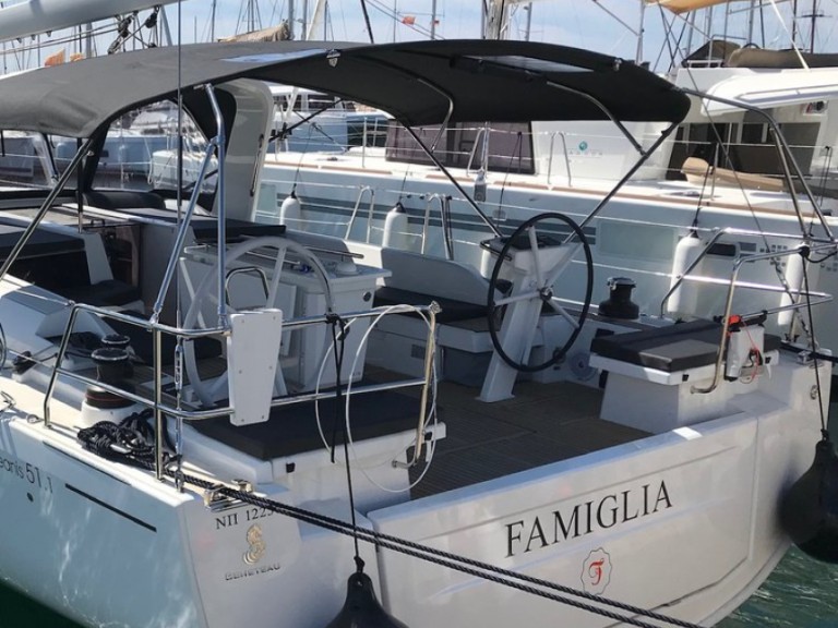 Sailboat to hire Alimos at the best price