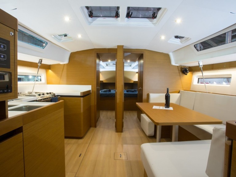 Sailboat to hire Alimos at the best price