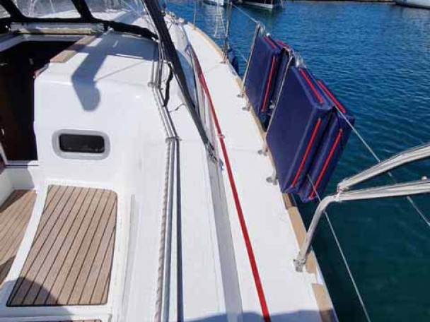 Hire Sailboat Jeanneau with a boat licence