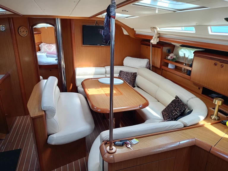 Hire Sailboat Jeanneau with a boat licence