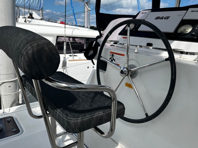 Hire Catamaran Lagoon with a boat licence