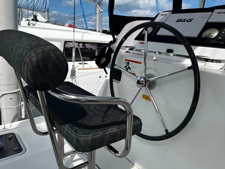 Hire Catamaran Lagoon with a boat licence
