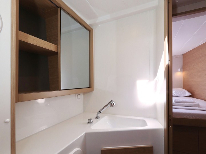 Hire Catamaran Lagoon with a boat licence