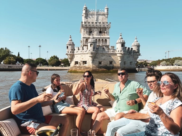 Hire Motorboat Maril with a boat licence