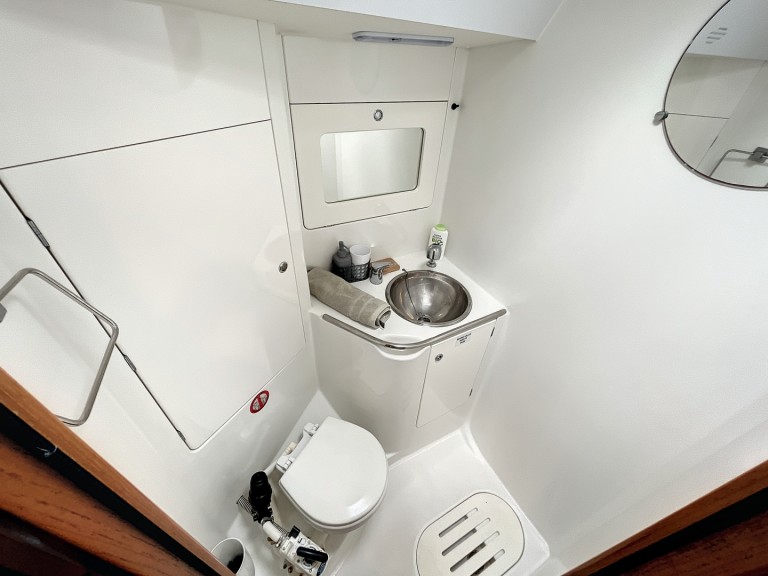 Hire Sailboat Jeanneau with a boat licence