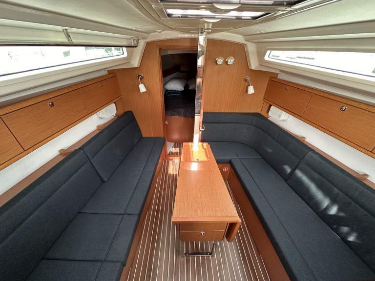 Charter a Bavaria Cruiser 34 in Alimos on Samboat