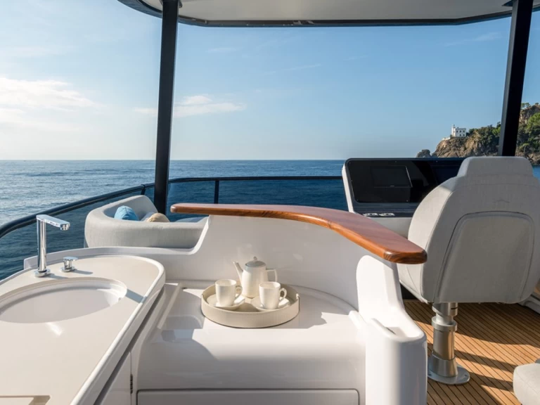 Hire Luxury Yacht with or without skipper Azimut Podstrana