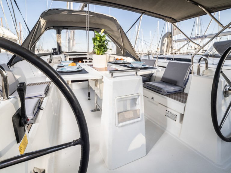 Sailboat to hire Alimos at the best price