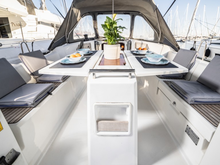 Yacht charter Alimos - Bénéteau Oceanis 38.1 on SamBoat