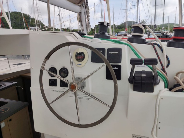 Hire Catamaran Fountaine Pajot with a boat licence