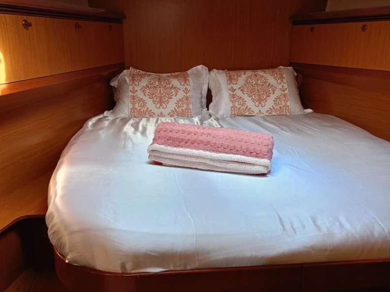 Charter a Jeanneau Sun Odyssey 49 Performance in Roses on Samboat