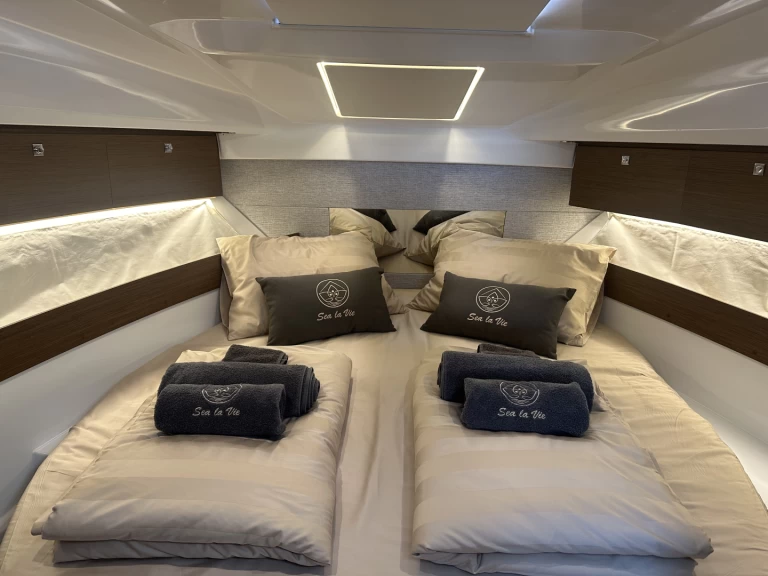 Hire Motorboat Jeanneau with a boat licence