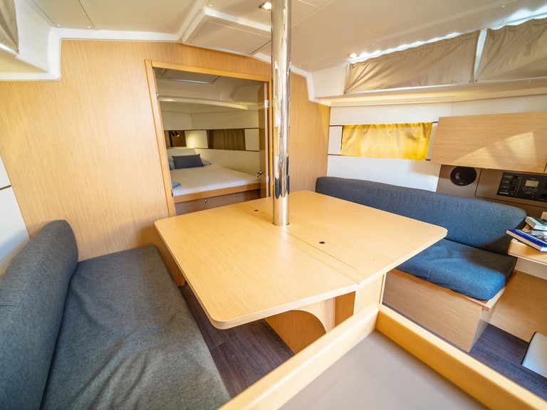 Yacht charter Mataró - Bénéteau Oceanis 381 on SamBoat