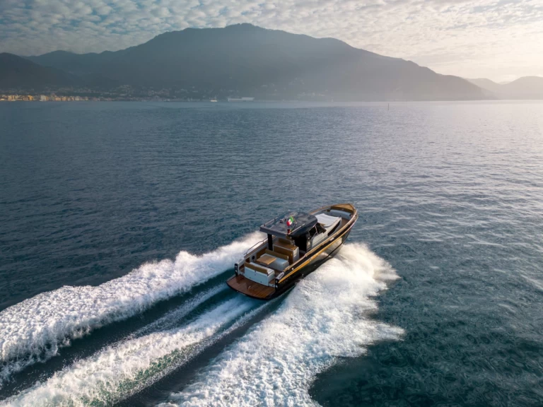 Hire Motorboat ITALUYRE with a boat licence