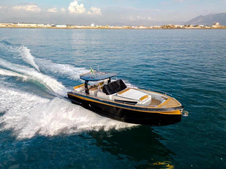 Motorboat to hire Positano at the best price