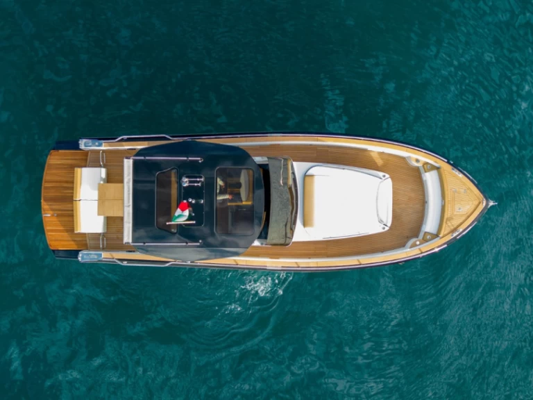 ITALUYRE CLASSIC 38 charter bareboat or skippered in  Positano