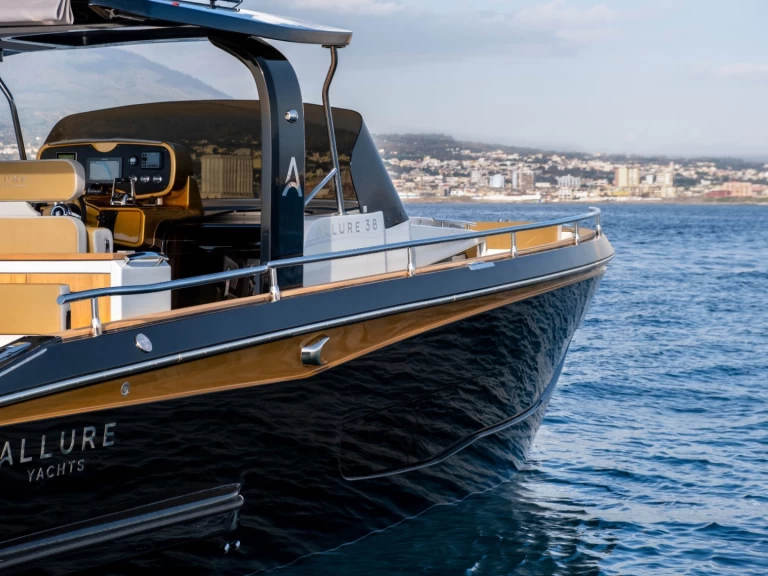 Hire a ITALUYRE CLASSIC 38 Positano