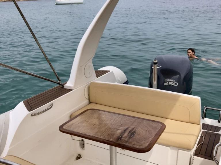 Hire a Capelli Tempest 625 Fréjus