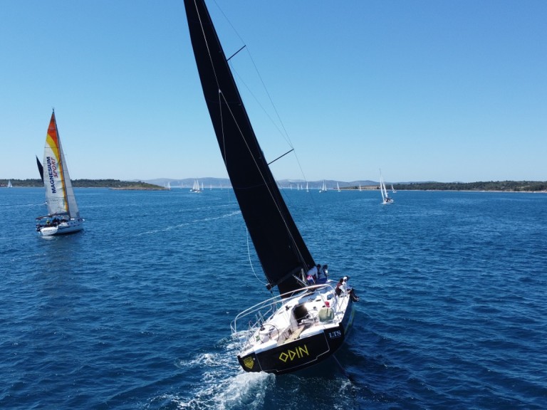 Charter a Elan Elan E6 in Pirovac on Samboat