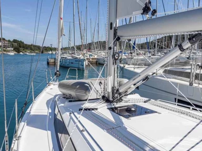 Yacht hire Pula cheap Bavaria C38