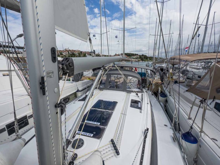 Hire a Bavaria Cruiser 37 Pula
