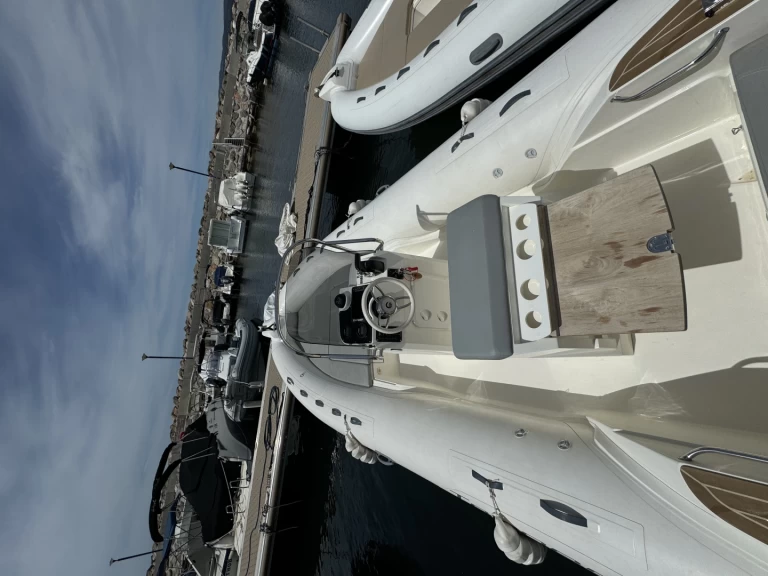 Yacht hire La Madrague cheap Tempest 650