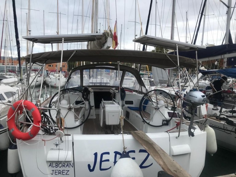 Hire Sailboat Jeanneau with a boat licence