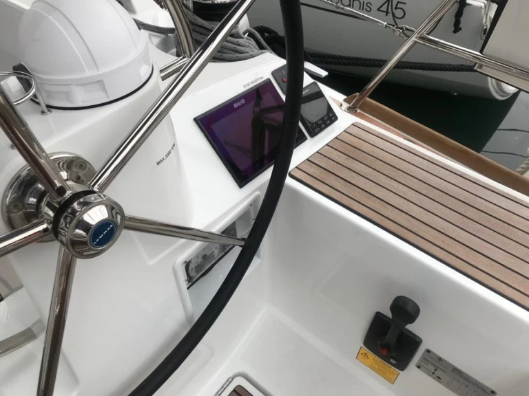 Sailboat to hire Santa Cruz de Tenerife at the best price