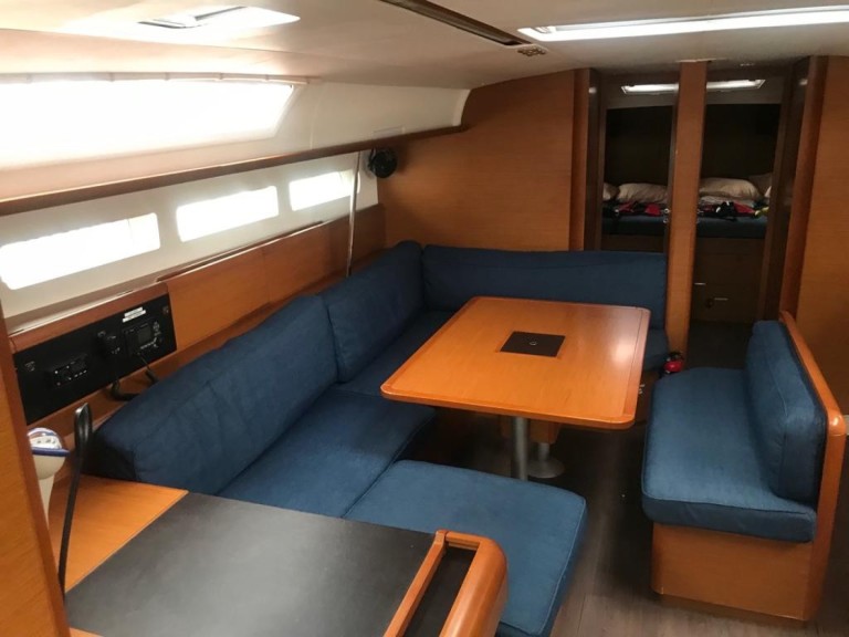 Charter a Jeanneau Sun Odyssey 519 in Santa Cruz de Tenerife on Samboat
