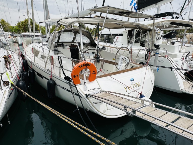 Sailboat to hire Alimos at the best price