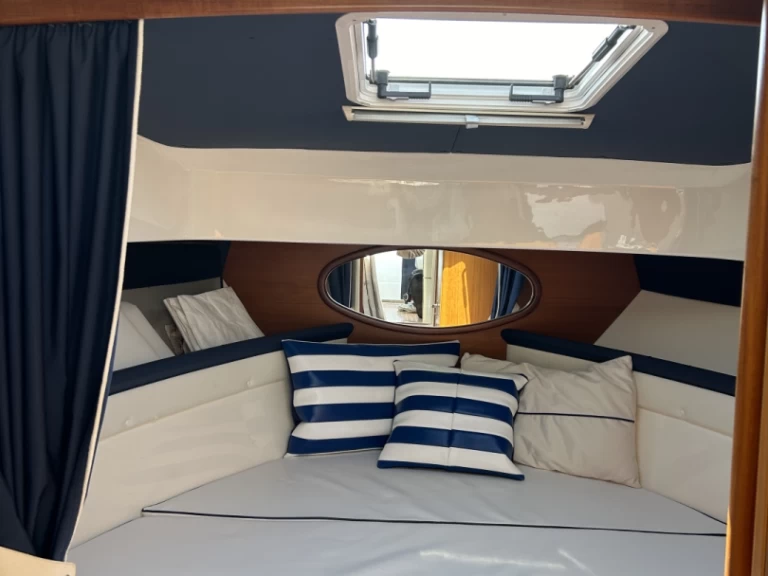 Hire Motorboat Polyform with a boat licence