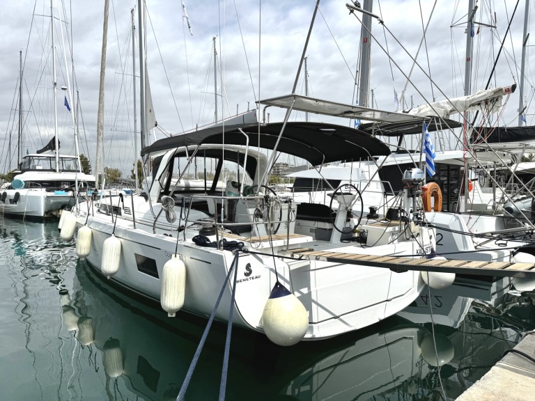 Bénéteau Oceanis 51.1 charter bareboat or skippered in  Alimos