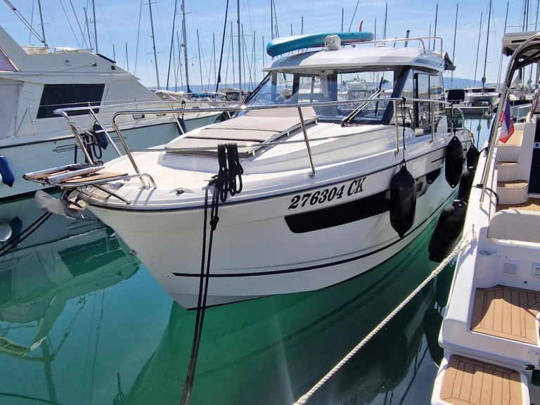 Hire Motorboat Jeanneau with a boat licence