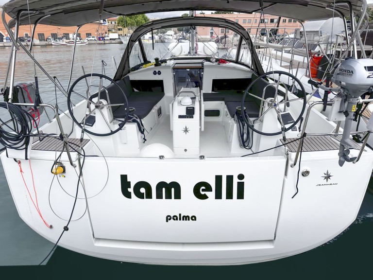 Hire Sailboat Jeanneau with a boat licence