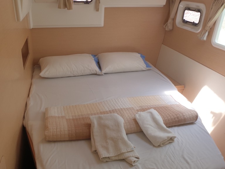 Charter a Lagoon Lagoon 400 in Néa Péramos on Samboat